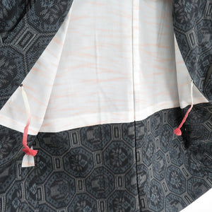 紬 着物 アンサンブル 蜀江文 正絹 黒色 袷 バチ衿 羽織セット カジュアル着物 仕立て上がり 身丈158cm 美品