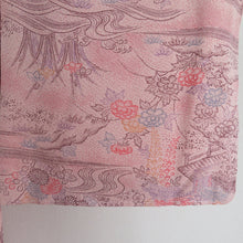 画像をギャラリービューアに読み込む, 小紋 縮緬 建物に花文様 正絹 桃紫色 袷 広衿 カジュアル 仕立て上がり着物 身丈164cm 美品