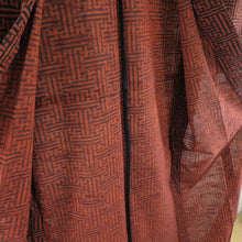 画像をギャラリービューアに読み込む, ウール着物 単衣 黒・橙色 籠目柄 織り文様 バチ衿 カジュアルきもの 仕立て上がり 身丈152cm 美品