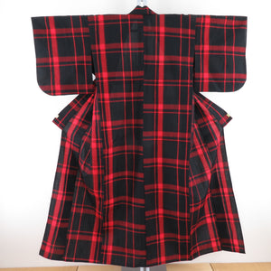 ウール着物 単衣 赤・黒色 格子柄 織り文様 バチ衿 カジュアルきもの 仕立て上がり 身丈151cm 美品