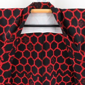 ウール着物 単衣 黒色ｘ赤色 亀甲柄 織り文様 バチ衿 カジュアルきもの 仕立て上がり 身丈155cm 美品