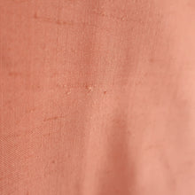 画像をギャラリービューアに読み込む, 色無地 紬地 一つ紋 抱き柏紋 袷 広衿 赤橙色 正絹 仕立て上がり着物 身丈158cm 中古
